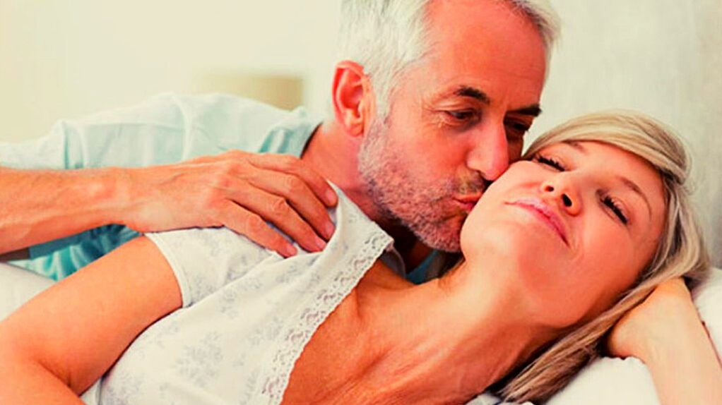 Среќна брачна двојка во зрела возраст без проблеми во интимниот живот